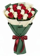 Букет Микс из красных и белых роз в Краснозёрском