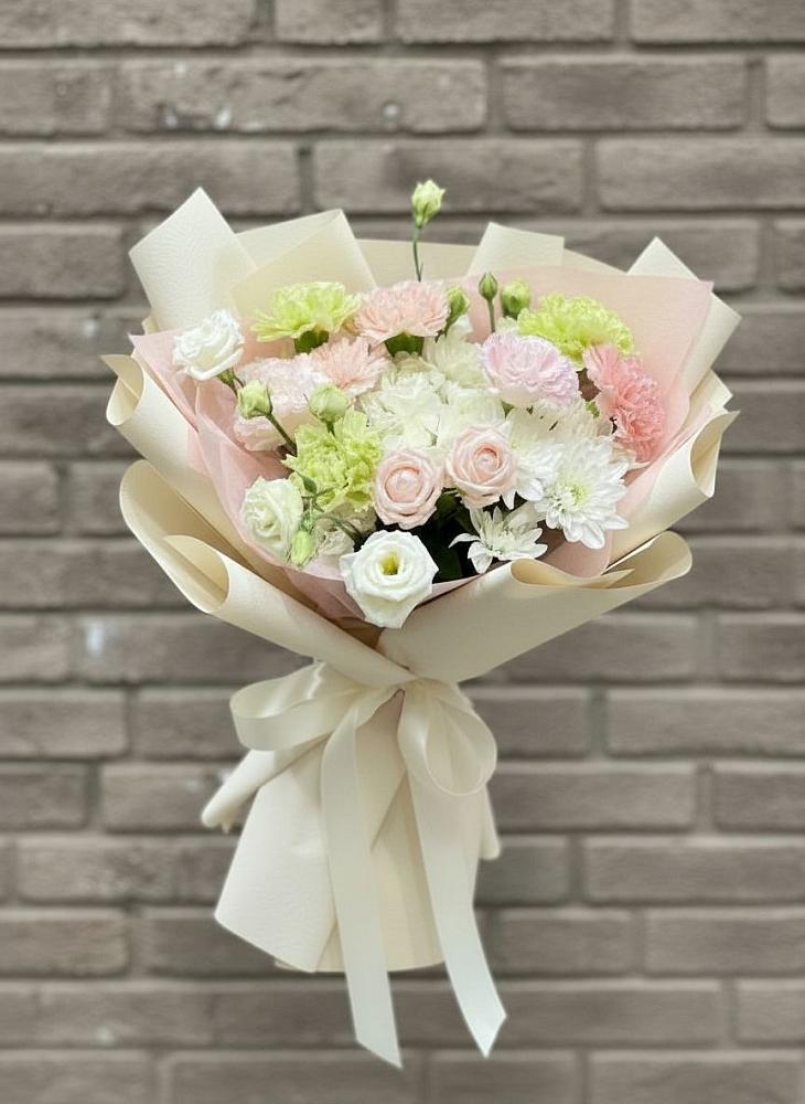 Букет цветов из: Гвоздики, Розы, Лизиантусы и Хризантемы в Краснозёрском