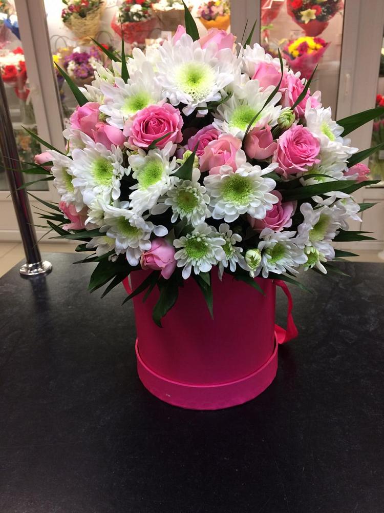 Цветочная композиция из Розы и Хризантемы в шляпной коробке в Краснозёрском