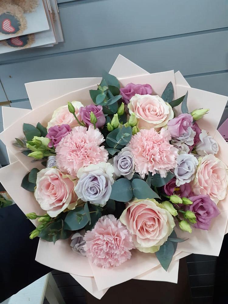 Букет цветов из: Розы, Гвоздики и Лизиантусы в Краснозёрском